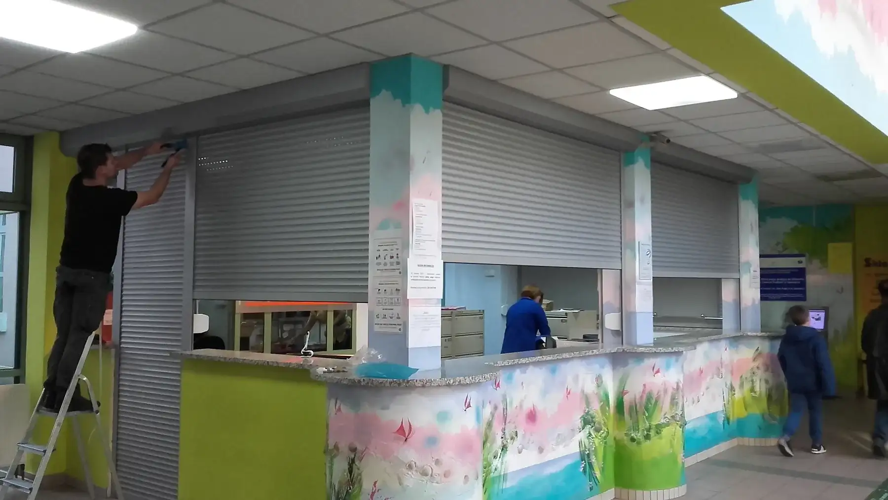 Rolety zewnętrzne w realizacji dla Centrum Pediatri - pojedynczy kadr realizacji rolet zewnętrznych w centrum pediatri